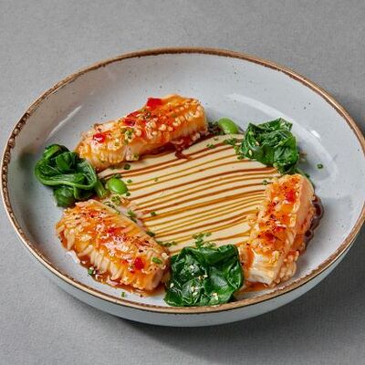 Глазированный кальмар с соусом умами и шпинатом в Шикари по цене 599