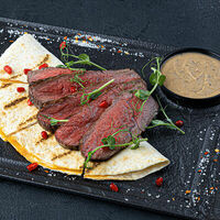 Фирменный стейк в Corner Grill