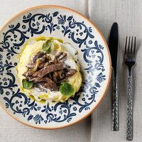 Бефстроганов из фермерской телятины с пюре в Альбатрос