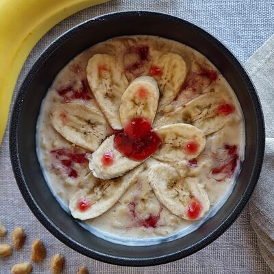 Каша с арахисовой пастой, малиновым джемом и бананом в Топ гастробар по цене 310 ₽