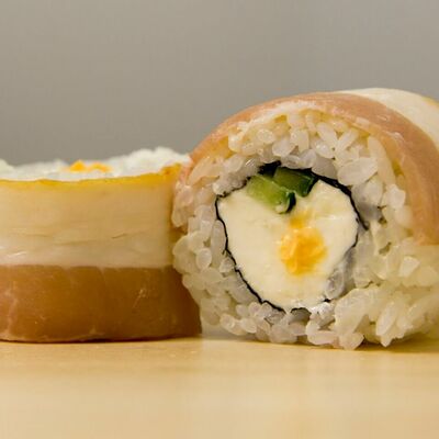 Филадельфия в беконе спайси Сушими в Сушими по цене 490 ₽