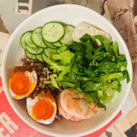 Боул с зеленой гречкой и креветками в Bambule