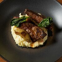 Телячья печень с картофелем и печеным яблоком в Горячо