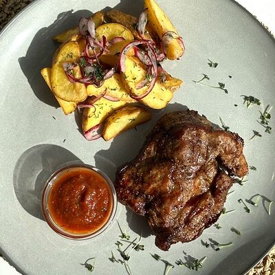 Стейк из свиной шеи с картофелем по-деревенскив Моё место по цене 704 ₽