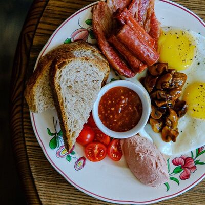Большой завтрак с беконом в Benedict по цене 32 р.
