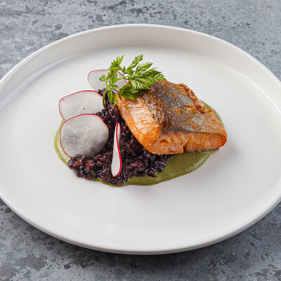 Лосось с чёрным рисом в мятном соусе в Terra&Mare по цене 1100 ₽