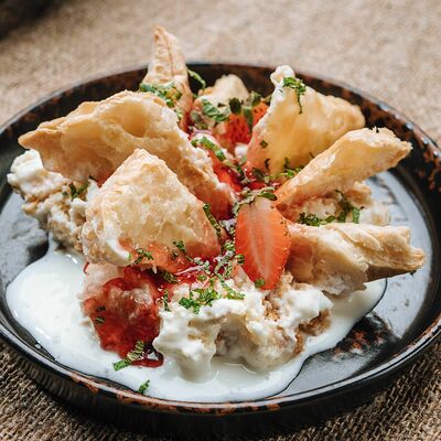 Слоеный сметанник с клубникой в Кафе-парк Теремок по цене 235 ₽