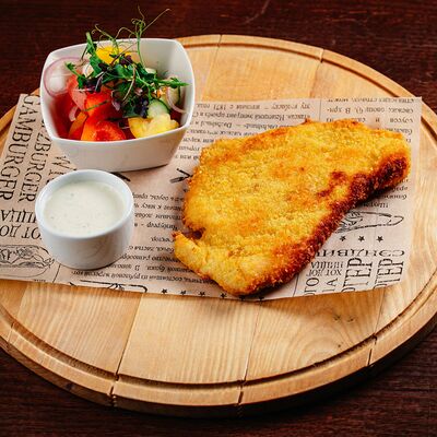 Шницель по-министерски в Паб старый чемодан по цене 780 ₽