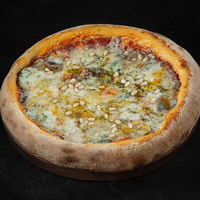 Пицца Сырная с гречишным медом и кедровым орехом в Интонация по цене 1310 ₽