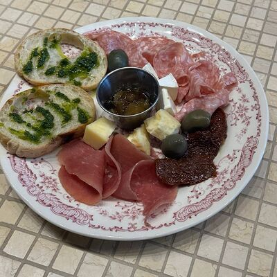 Ассорти закусок к вину в Мари по цене 960 ₽