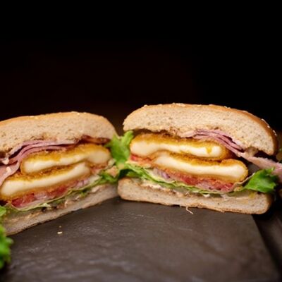 Бургер сырный с беконом в Taka Bar & Grill по цене 690 ₽