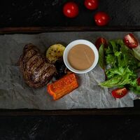 Филе миньон с перечным соусомв Камелот