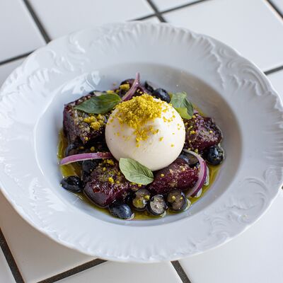 Салат Буррата со свеклой и голубикойв Dizengof/99 по цене 1050 ₽