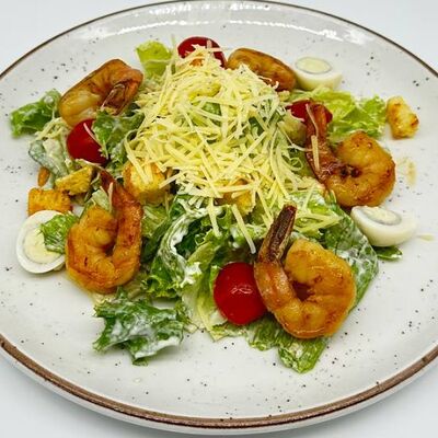 Салат цезарь с креветками в Oscar по цене 650 ₽
