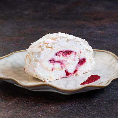 Меренговый рулет с малиной в Груша по цене 572 ₽