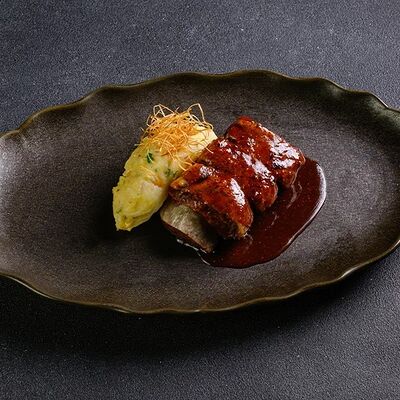 Ребро конины томлёное с соусом из кваса и перловой толчёнкой. в Smoky People по цене 1900 ₽