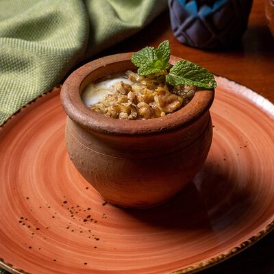 Мацони с медом и грецкими орехами в Пхали по цене 400 ₽