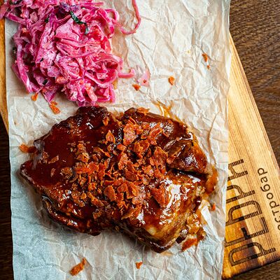 Свиные ребра копченые с барбекю-глазурью из колбасок пепперони в Ребра по цене 1080 ₽