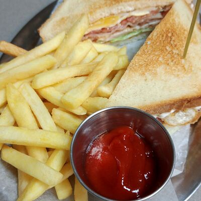 Клаб-сэндвич с куриным филе и картофелем фри в Oasis по цене 450 ₽