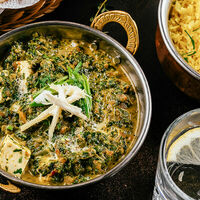 Палак Панир в Ночь, улица, фонарь