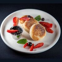 Сырники с ягодами из рисовой муки в Yacht Cafe Sochi