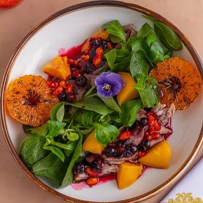 Салат с томлёной уткой и соусом из диких ягод в Мархаба Халяль по цене 1320 ₽