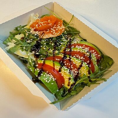 Салат с семгой и авокадов Рент кафе по цене 480 ₽