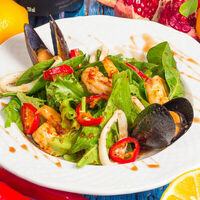 Салат с морепродуктами в Мушмула