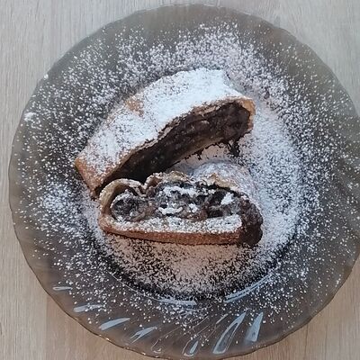 Штрудель яблочный с изюмом, грецким орехом и корицей в Вкусное место по цене 150 ₽