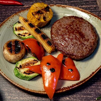 Бифштекс с овощами в Бар на Рассвете по цене 750 ₽