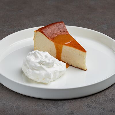 Баскский чизкейк с ягодным кули в МОСТ бистро по цене 550 ₽