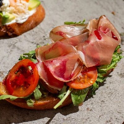 Брускетта с пармской ветчинойв Hurma по цене 660 ₽