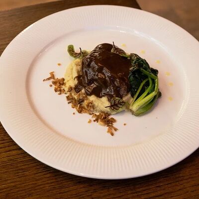 Бургиньон из говяжьих щечек с картофельным пюре в Миллениал по цене 980 ₽