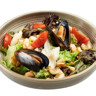 Теплый салат с морепродуктами в Кушай мясо по цене 670 ₽