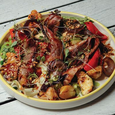 Большой гриль салат с брискектом в Овертайм по цене 1090 ₽