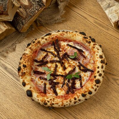 Пицца Ветчина и вяленые томаты в Печь по цене 590 ₽