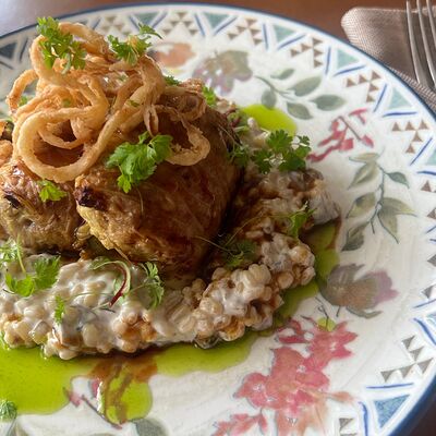 Голубцы из алтайской утки с мясным соусом из ризотто из булгурав ПолзуновЪ по цене 960 ₽