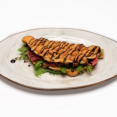 Вафля с Салями, вялеными томатами и творожным сыром. в Парло Руссо по цене 690 ₽