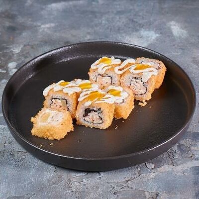 Темпура ролл Цезарь под соусом манго-чили в Между палок по цене 569 ₽