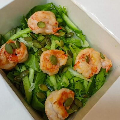 Зеленый салат с креветкойв Mr.Mao по цене 500 ₽