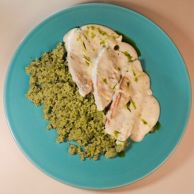 Куриное филе с кускусом и шпинатом в Coffee Cake по цене 520 ₽