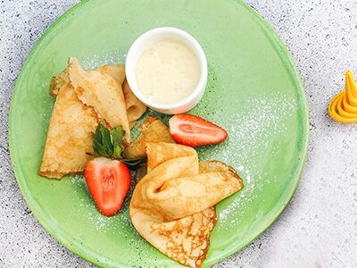 Блинчики со сгущенкой и свежей клубникой в Mojo по цене 170