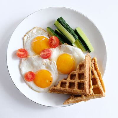 Яичница с овощами и вафлями в Уже готово по цене 250 ₽