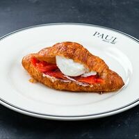 Круассан с лососем и яйцом пашотв Paul