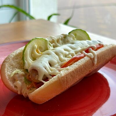 Хот-дог с куриной колбаской в Хинкали от Гуся по цене 354 ₽