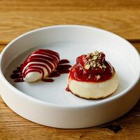 Сырник с банановым кремом и клубничным компоте в Pasta Salsa Osteria