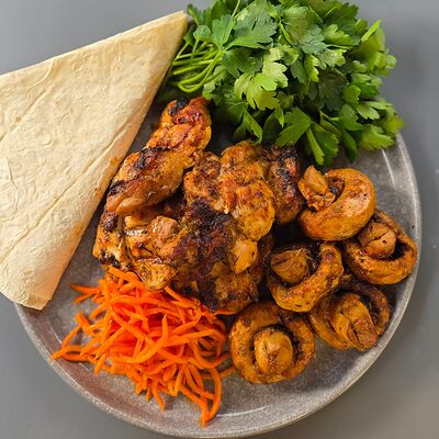 Шашлык для любимых женщин в Мужчина готовит по цене 1270 ₽