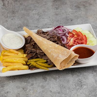 Донер на тарелке с фри в Мармарис по цене 4745 ₸