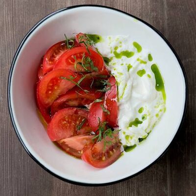 Салат из узбекских помидоров со страчателлой в Культурный код по цене 920 ₽