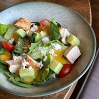 Салат с цыплёнком су-вид и медово-горчичным соусом в More More